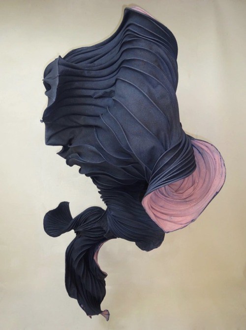 Días etéreos como estas esculturas de papel…