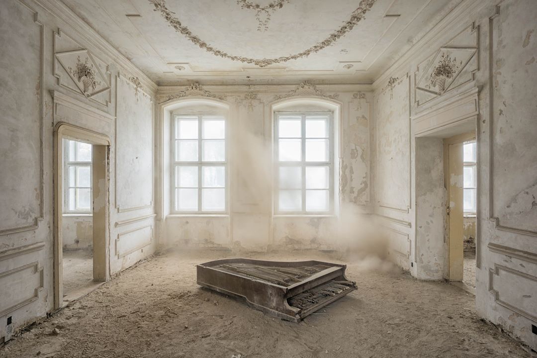 Ver un piano abandonado, es sobrecogedor. Es raro. Es intenso…