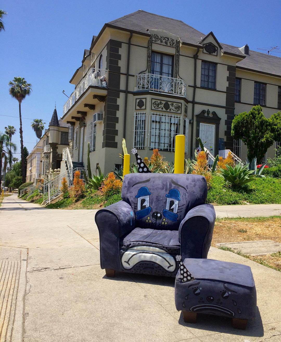 Él no lo haría… tu mueble. Ese mueble. No lo haría. Por eso está triste.