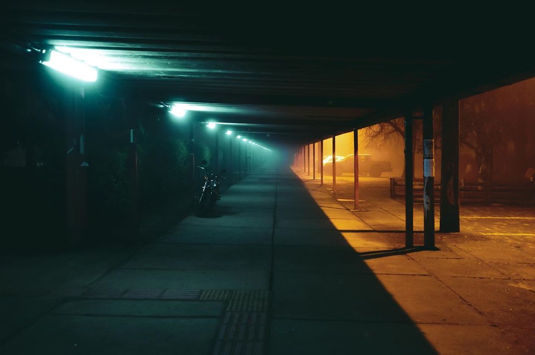 Los paisajes urbanos de Felipe OA, entre el surrealismo y el cyberpunk…