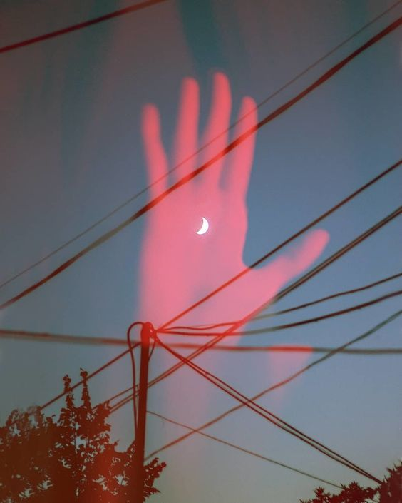 El juego de lo irreal: Mia Novakova y su enigmática fotografía nocturna