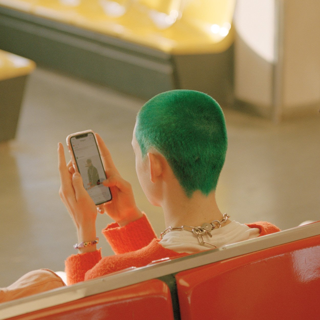 Nguan, el fotógrafo que transforma la cotidianidad urbana en poesía visual…