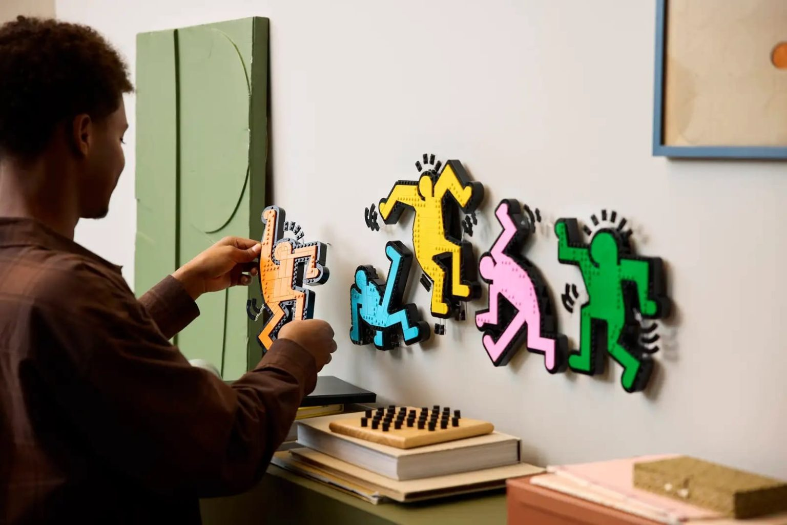 El pop art también se construye a mano: LEGO rinde homenaje a Keith Haring (y lo hace bailando)