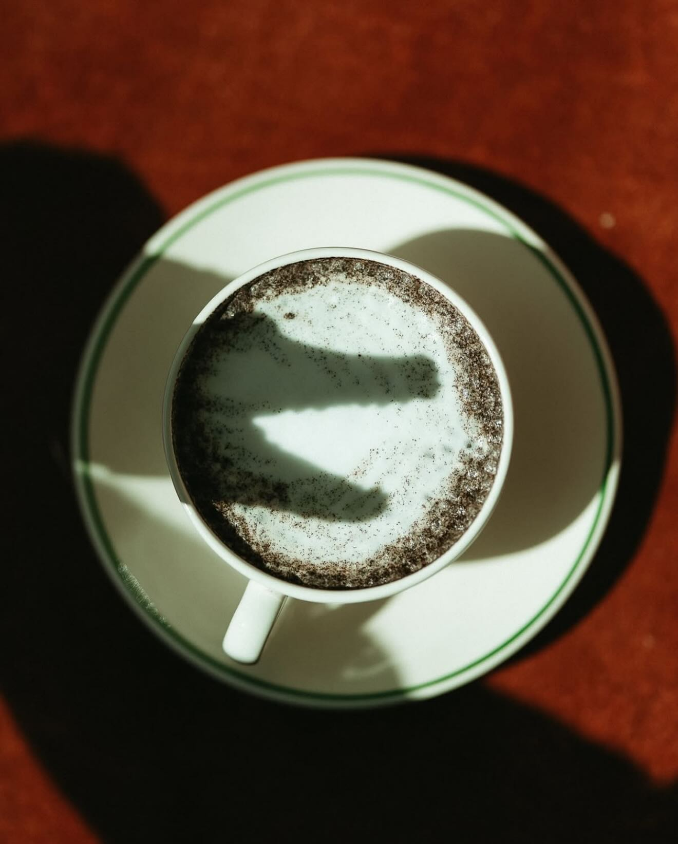 Un café que huele a tierra batida y croissants: Lacoste estrena espacio en Mónaco (y no es solo para fans del tenis…)