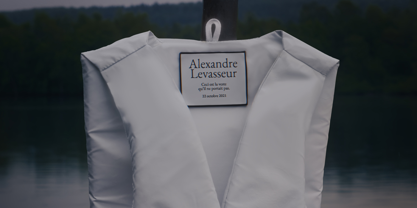 Chalecos fantasma frente a los lagos y un homenaje visual que desnuda la indiferencia…