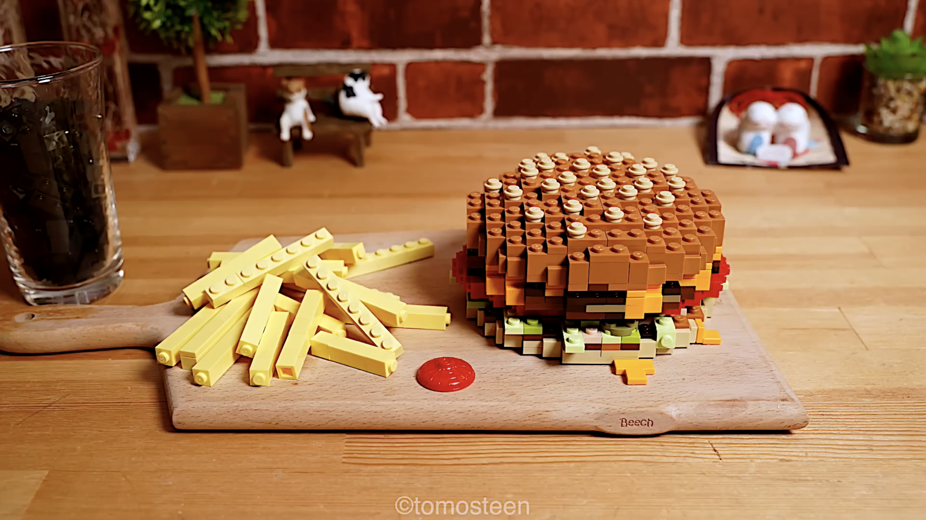 Un festín de plástico en la hamburguesa LEGO que Tomosteen sirve en stop motion…