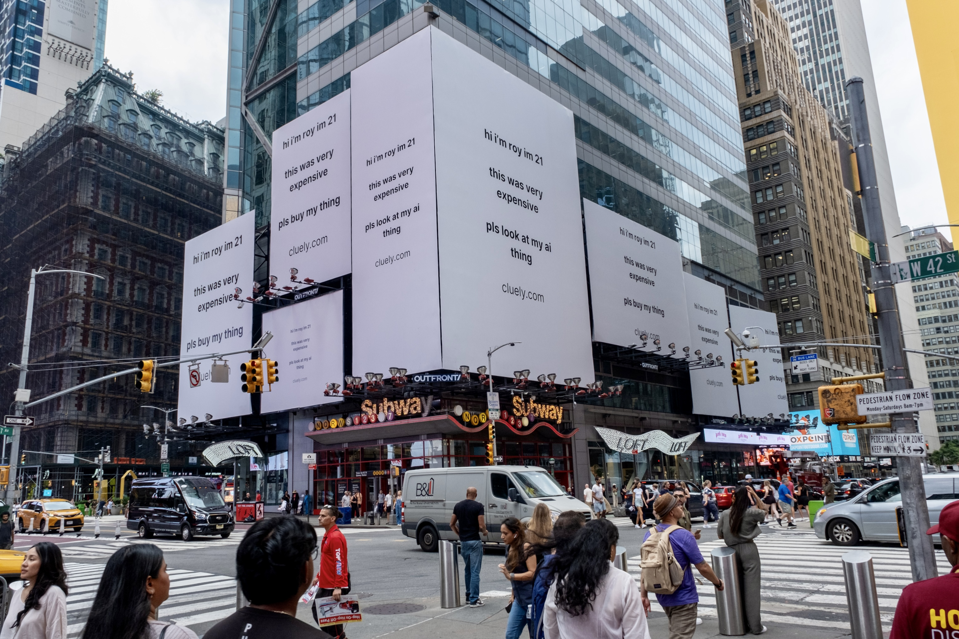 Un ‘hack’ para Times Square convierte en viral el sentido del humor de Cluely…