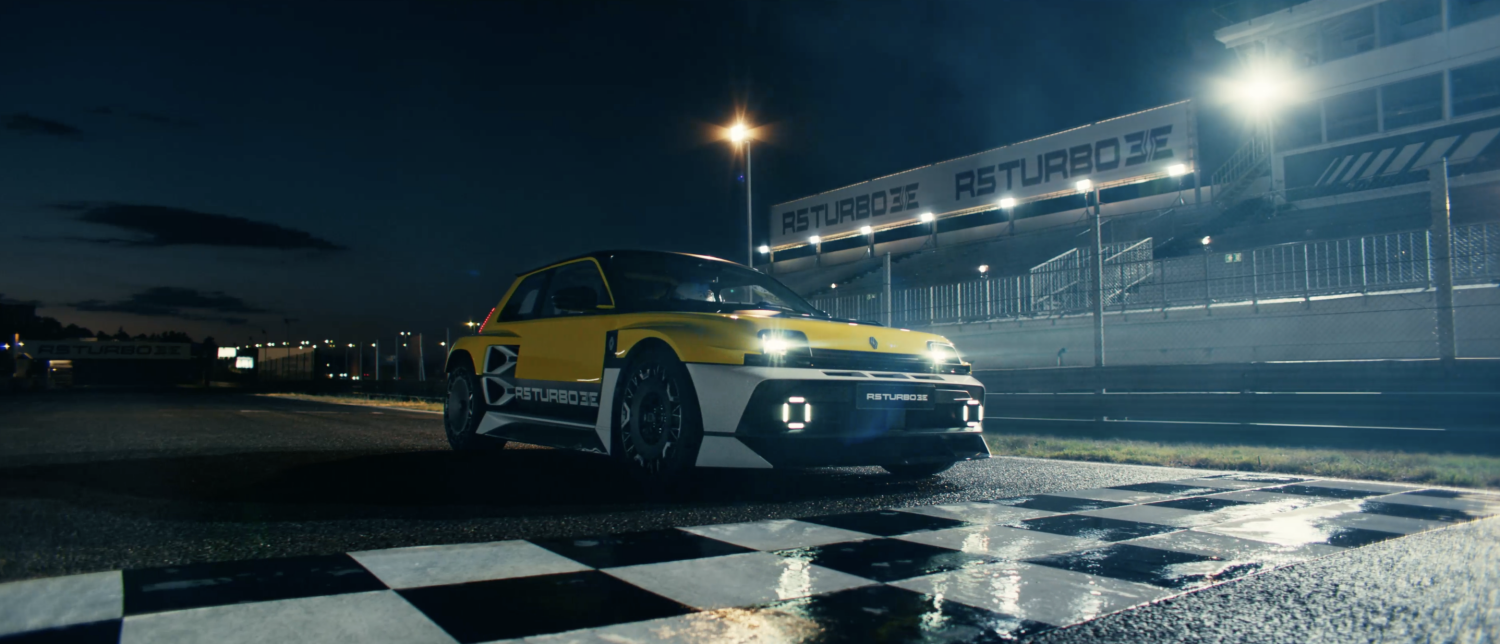 Electric vs. Petrol: Renault convierte la nostalgia en carrera nocturna