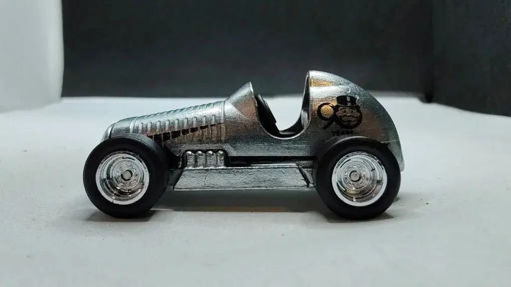 Del tablero al asfalto: El coche de Monopoly cobra vida a escala 1:64