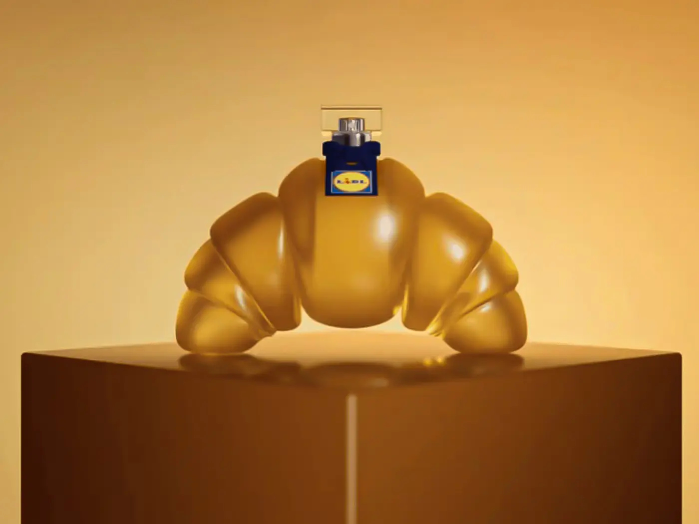 Un frasco en forma de cruasán para reírse del lujo… muy en serio