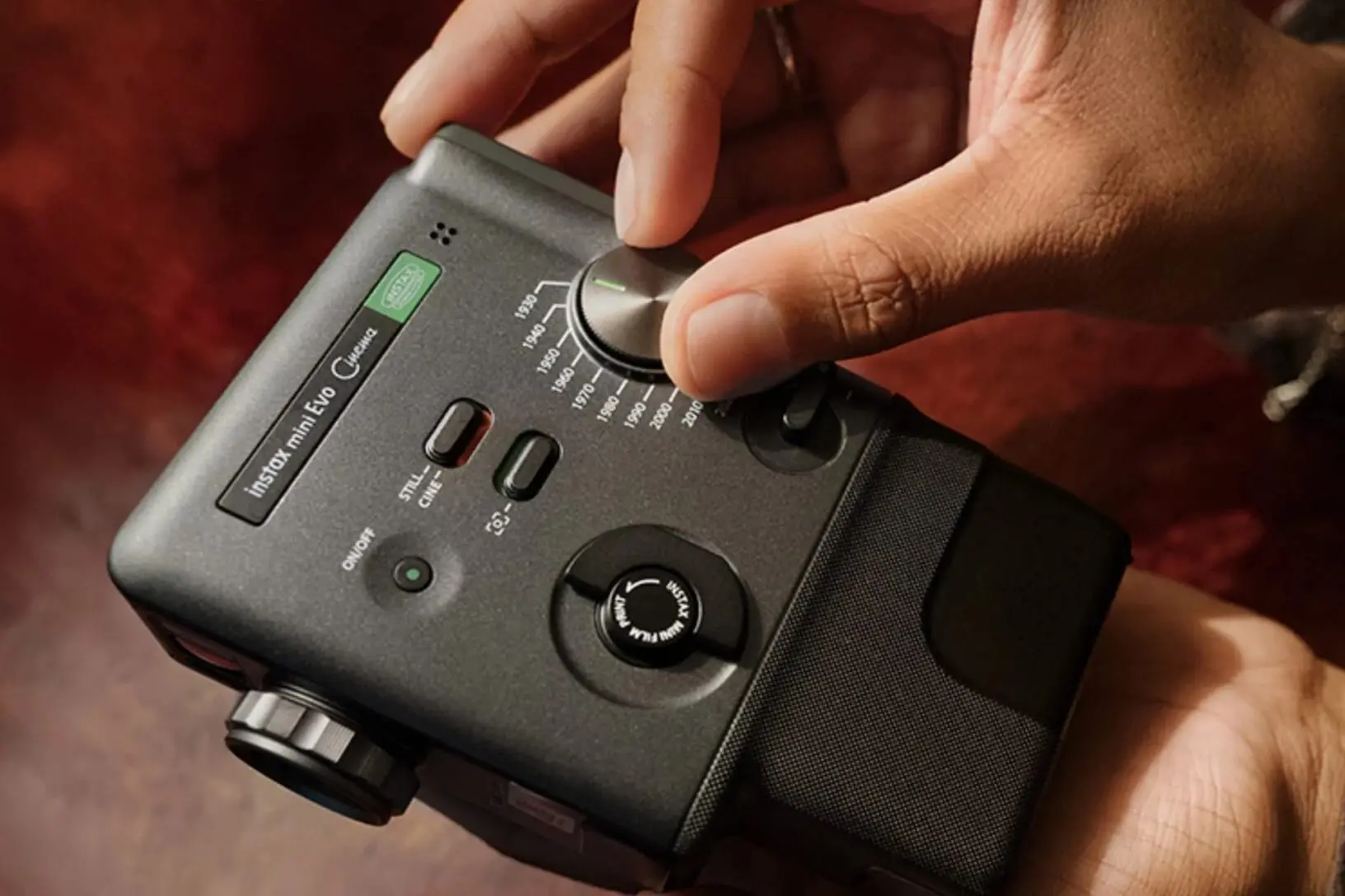 Más allá de los filtros, gira una rueda para cambiar de década…