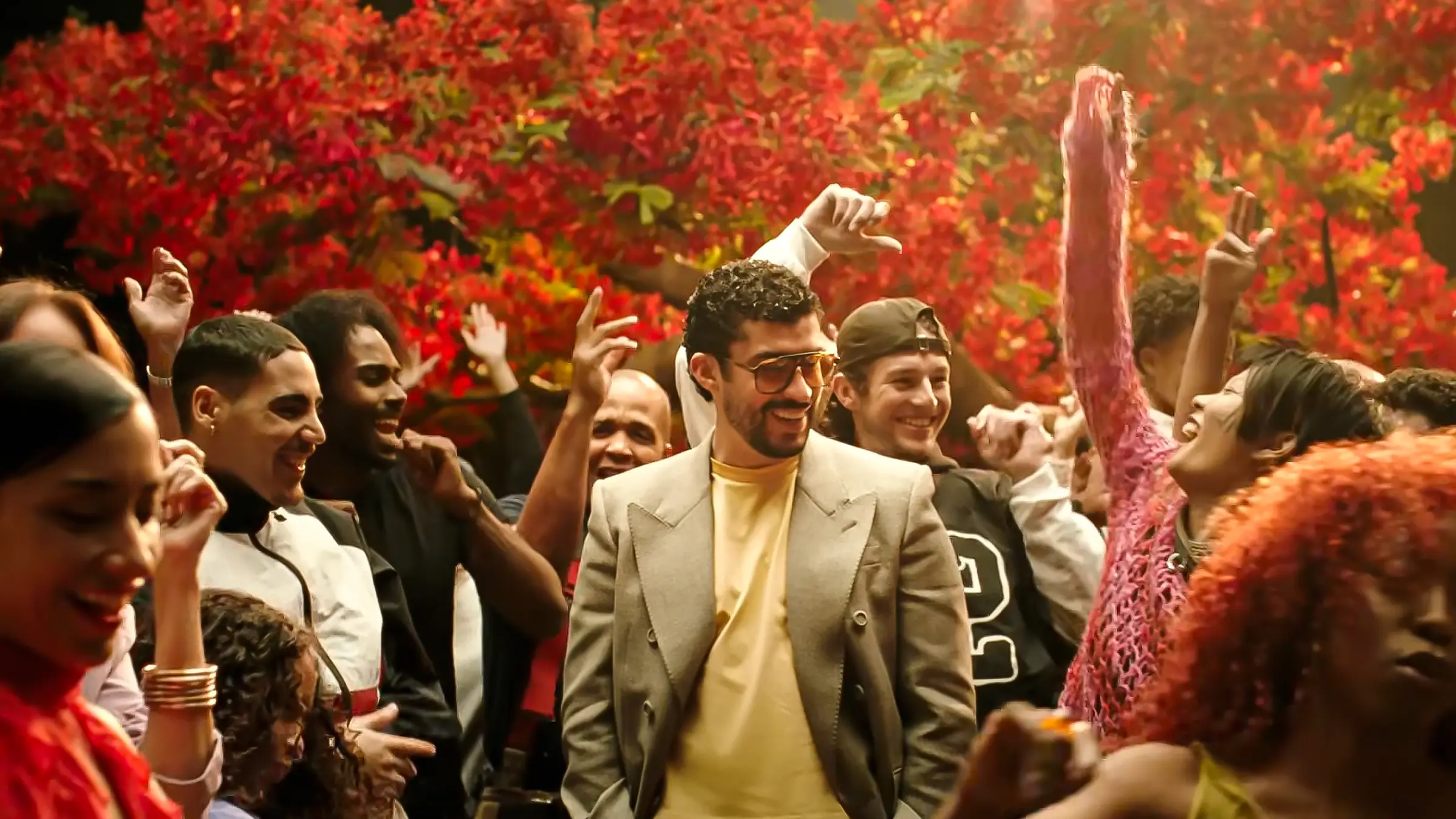 Bad Bunny, Apple y el arte de responder al ruido político moviendo las caderas…