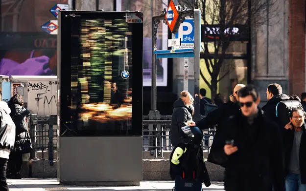 BMW esconde el coche para que puedas sentir la velocidad…