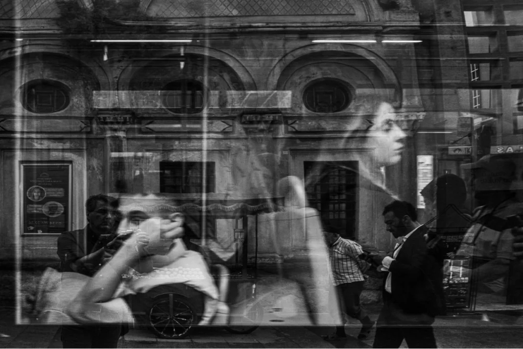 Fernando Coelho fotografía el silencio (y las sombras) de una ciudad que nunca calla…