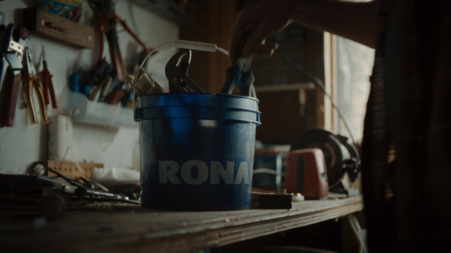 RONA convierte el crujido de nudillos en himno primaveral y, contra todo pronóstico, funciona…