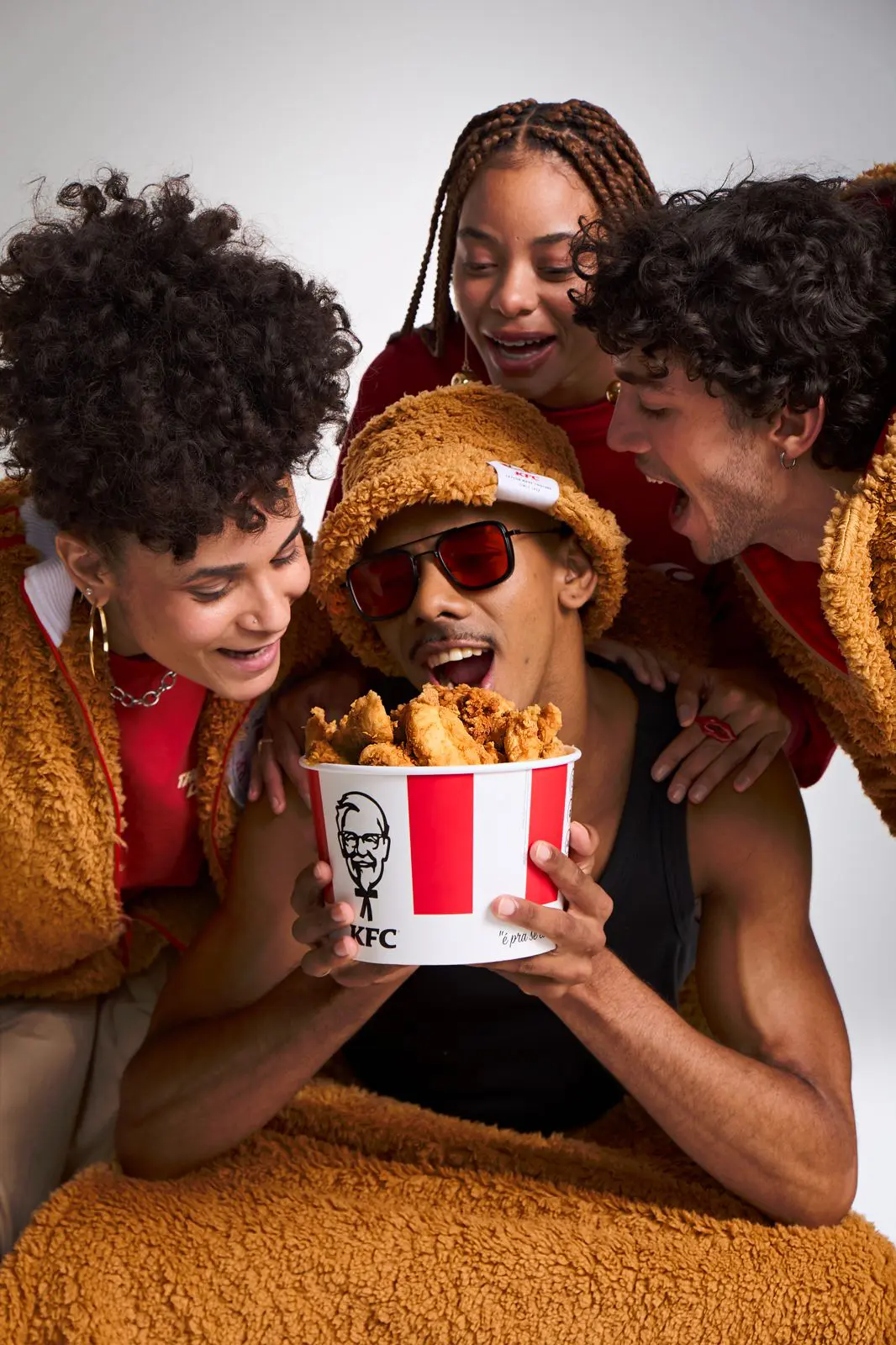 Una nueva excentricidad de KFC transforma su pollo frito en moda crujiente…