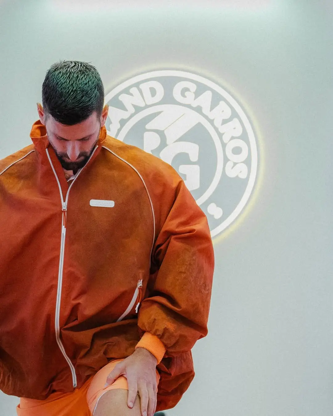 La chaqueta de arcilla que Lacoste ha creado para Djokovic y el peso de lo que eso contiene